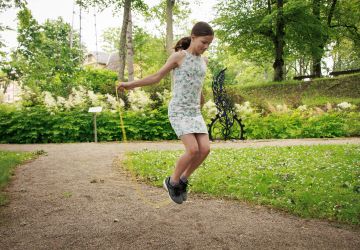 Ģimenes vienoti piedzīvojumā: Zasā noticis pasākums “Apslēptos dārgumus meklējot”
