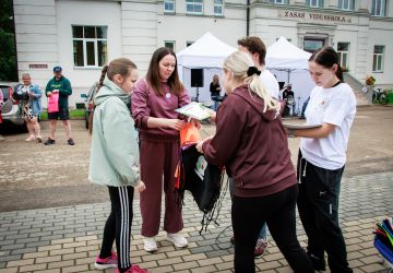 Ģimenes vienoti piedzīvojumā: Zasā noticis pasākums “Apslēptos dārgumus meklējot”