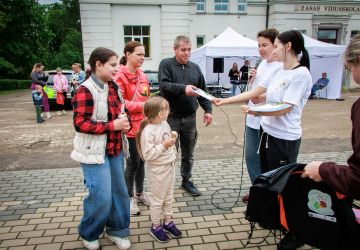 Ģimenes vienoti piedzīvojumā: Zasā noticis pasākums “Apslēptos dārgumus meklējot”