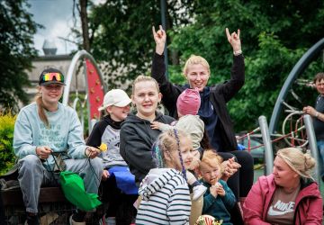 Ģimenes vienoti piedzīvojumā: Zasā noticis pasākums “Apslēptos dārgumus meklējot”