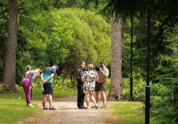 Ģimenes vienoti piedzīvojumā: Zasā noticis pasākums “Apslēptos dārgumus meklējot”