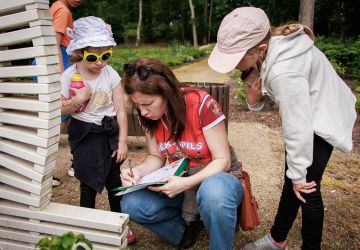 Ģimenes vienoti piedzīvojumā: Zasā noticis pasākums “Apslēptos dārgumus meklējot”