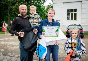 Ģimenes vienoti piedzīvojumā: Zasā noticis pasākums “Apslēptos dārgumus meklējot”