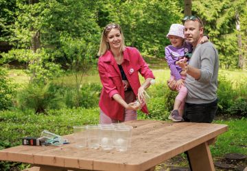 Ģimenes vienoti piedzīvojumā: Zasā noticis pasākums “Apslēptos dārgumus meklējot”