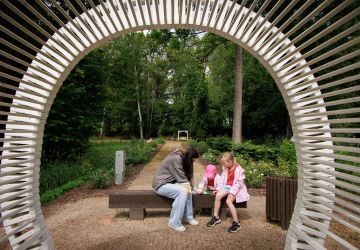 Ģimenes vienoti piedzīvojumā: Zasā noticis pasākums “Apslēptos dārgumus meklējot”