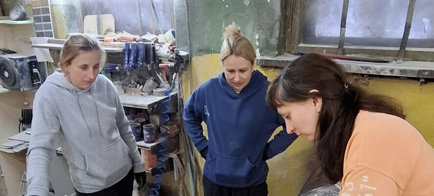 Ukrainas civiliedzīvotāji apgūst praktiskas kokapstrādes prasmes 