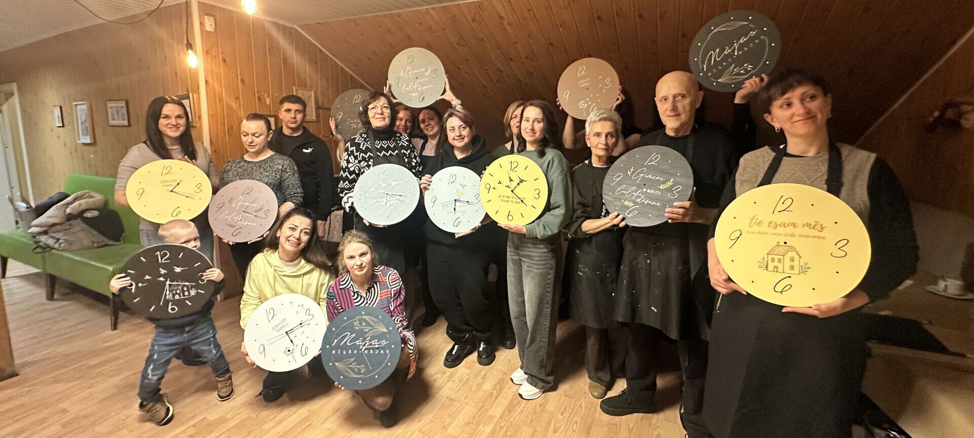 Reciklēšanas materiālu radošā meistarklasē dalībnieki radīja unikālus dizaina pulksteņus